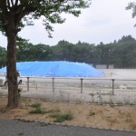帰還困難区域の小学校校庭。除染ゴミがブルーシートで覆われている/2016年5月25日