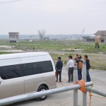 津波により地区全体が壊滅状態になった浪江町請戸地区を訪問する大学院生ら。２０１６年5月２５日