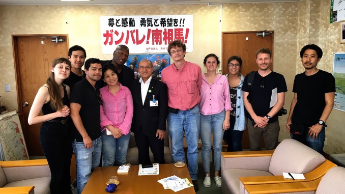 大学院生らに囲まれ記念撮影する南相馬市長の櫻井勝延氏。2016年5月27日