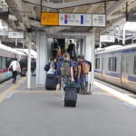 JR常磐線「いわき」駅に到着し、福島警戒区域取材に出発するカリフォルニア大学バークレー校大学院生ら/2016年５月24日