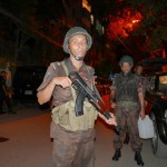 レストランへの武装攻撃後、テロ対策を取っているセキュリティ部隊