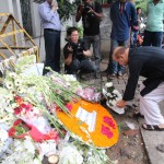 バングラデシュ国民と外国人らが、犠牲者を哀悼し、献花(2016年7月3日・撮影:アルム)