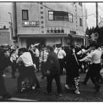 「酩酊防止」を理由に抑え込まれる若者ら