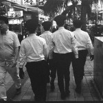 那覇市の国際通りを闊歩する若者を取り締まる警察官ら